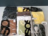 de nombreuses tenues posées sur une table