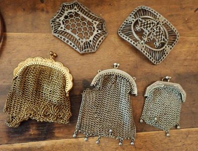 cinq types différents de sacs à main posés sur une table