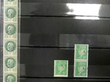 la photo d'une vitrine contenant des timbres