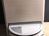des toilettes blanches posées sur une table en bois