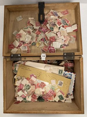 une boîte en bois remplie de nombreux timbres et lettres