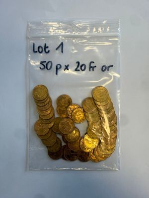 beaucoup de pièces d'or dans un sac sur la table