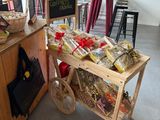 une charrette en bois remplie de provisions dans une pièce