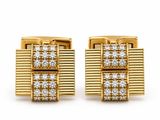une paire de boucles d'oreilles manchette en or jaune et diamants
