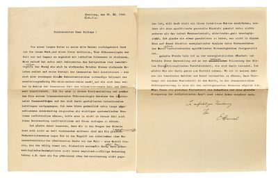 une vieille lettre écrite par un homme qui tient un bout de papier