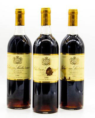 trois bouteilles de vin posées les unes à côté des autres sur une surface blanche