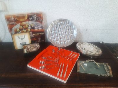 une table sur laquelle sont posés plusieurs objets