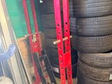 une grande quantité de pneus empilés dans un garage