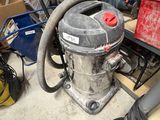 un aspirateur posé par terre dans un garage