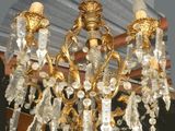 un lustre suspendu au plafond d'une pièce