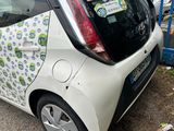 une petite voiture décorée de fleurs peintes dessus