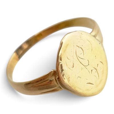 une image montrant un gros plan d'une bague en or sur laquelle est posée une pièce de monnaie