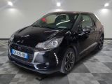 la petite voiture noire est garée sur un sol en damier