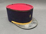 bonnet bleu marine et rouge avec des bordures dorées