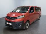 une photo d'une camionnette rouge garée dans une pièce