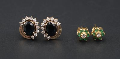 deux paires de boucles d'oreilles en émeraude et diamant