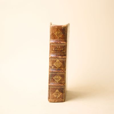 un livre posé sur une table