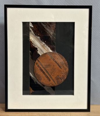 une image représentant un objet en bois dans un cadre noir