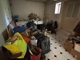 une pièce avec beaucoup de cartons et des cartons sur le sol