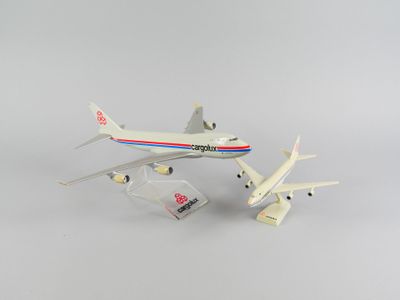 deux maquettes d'avions posées sur une surface blanche