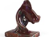 sculpture représentant une tête de cheval sur un socle en marbre, sur fond blanc