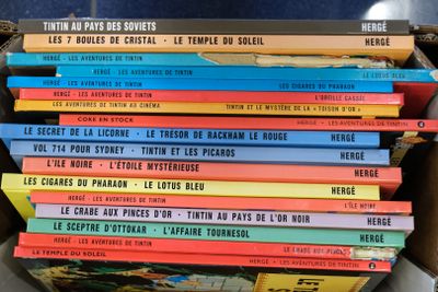 beaucoup de livres dans une boîte sur la table