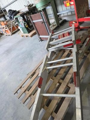 plusieurs pièces de bois sont empilées dans un entrepôt