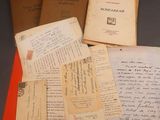 quelques vieilles lettres et enveloppes posées sur une table rouge