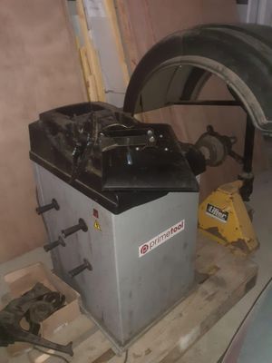 une machine posée sur une palette dans un garage