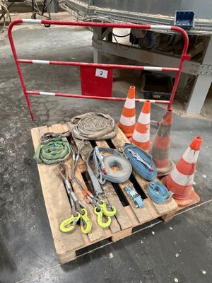 une palette en bois sur laquelle sont posés tout un tas d'outils