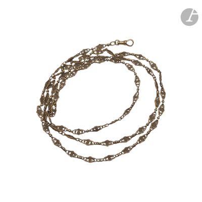 un gros plan d'un collier à chaîne sur fond blanc