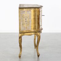 Une commode, en bois doré et patiné, de style florentin. (photo 5)