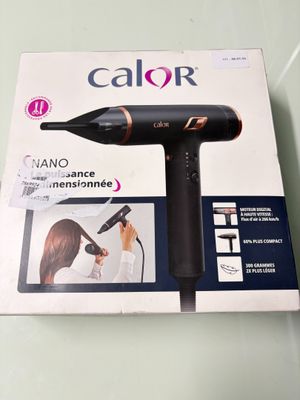 emballage d'un sèche-cheveux posé sur une table