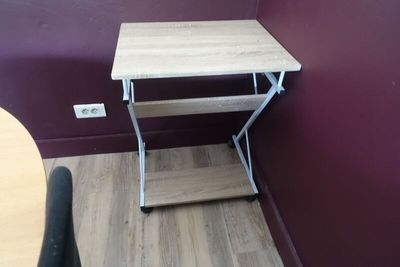 un petit bureau sur lequel est posé un ordinateur portable