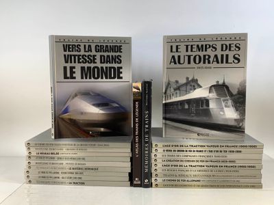 Plusieurs livres sont empilés les uns sur les autres devant un fond blanc.
