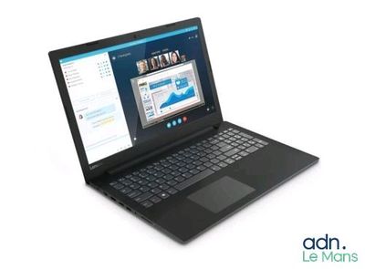 un ordinateur portable posé sur une surface blanche