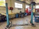 une image d'un garage avec beaucoup d'outils