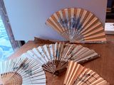 de nombreux fans assis sur une table en bois