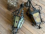deux lampes posées par terre l'une à côté de l'autre