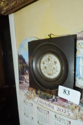 une horloge accrochée au mur à côté d'un calendrier