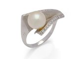 bague en perles blanches et diamants sur fond blanc