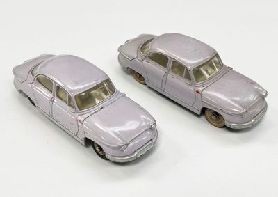 deux voitures jouets assises l'une à côté de l'autre sur une surface blanche
