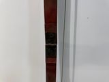 une horloge accrochée au mur