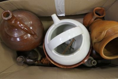 une boîte contenant différents types de vases
