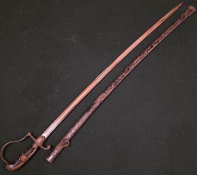 une paire d'épées, dont l'une a servi d'arme, est exposée sur un fond noir