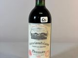 une bouteille de vin posée sur une table