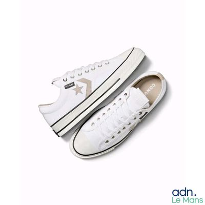 baskets basses Converse blanches avec un logo noir et blanc sur le côté