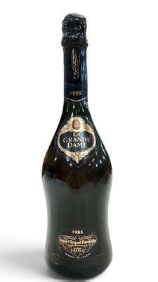 une image d'une bouteille de champagne sur fond blanc