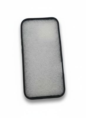 un gros plan d'un téléphone portable noir et blanc posé sur une surface blanche