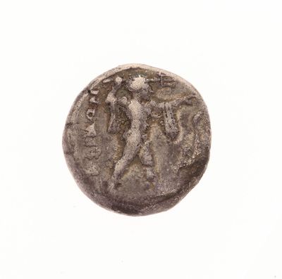 une vieille pièce de monnaie sur laquelle figurent un homme et une femme